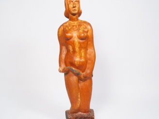 Vente aux enchères Ecole française XXème  "Jeune femme nue" Sculpture en bois. H. 122 cm
