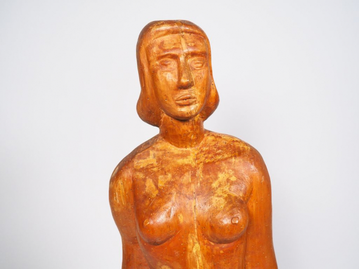 Ecole française XXème  "Jeune femme nue" Sculpture en bois. H. 122 cm