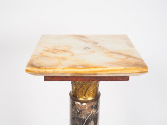 Vente aux enchères Sellette de style Louis XVI en marbre brèche et onyx.  H. 112 cm.