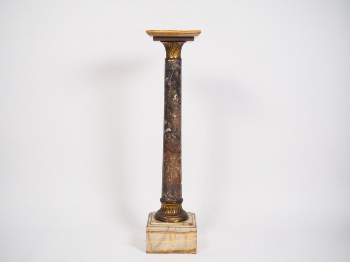 Sellette de style Louis XVI en marbre brèche et onyx.  H. 112 cm.