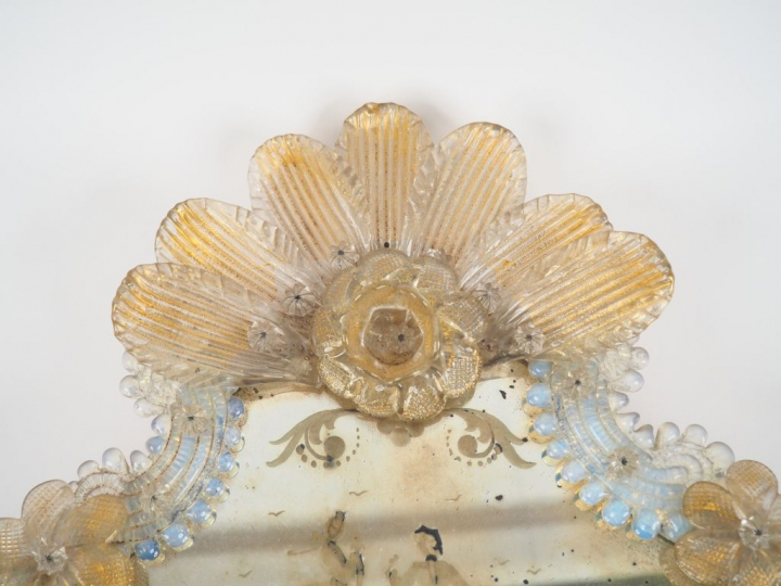 Miroir en verre de Venise à décor de scène galante et de fleurettes. D