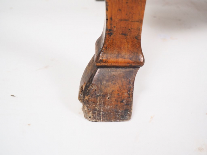 Commode Régence en noyer, ouvrant à deux tiroirs, dessus plateau bois,