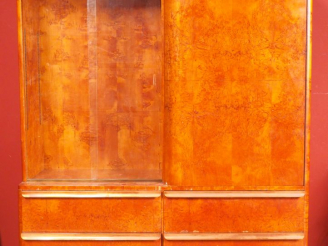 Vente aux enchères Buffet 1950 en loupe de bois clair et cuivre, ouvrant à deux portes do