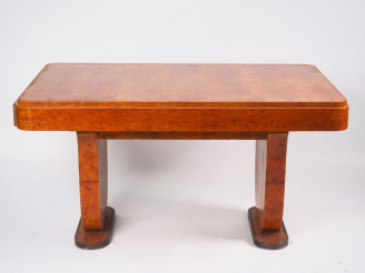 Vente aux enchères Table à allonges 1950 en loupe de bois clair et cuivre et six chaises,