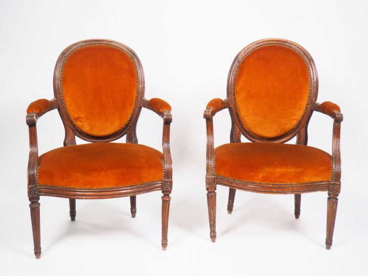 Paire de fauteuils cabriolet de style Louis XVI, dossier médaillon gar