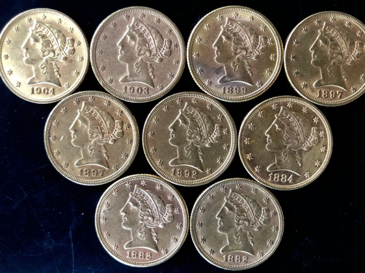 Neuf pièces de 5 Dollars or, 1882 (x2), 1884, 1892, 1897 (x2), 1899, 1
