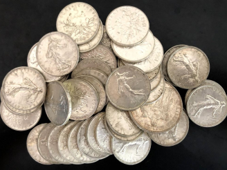 Vente aux enchères Ensemble comprenant : - quarante et une pièce de 5 Francs en argent, 1