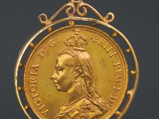 Vente aux enchères Pendentif en or jaune, serti en son centre d'une pièce d'une pièce or 