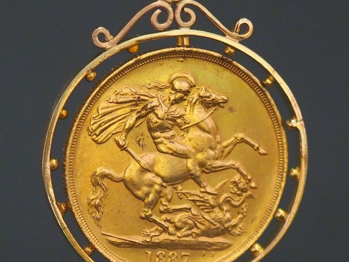 Pendentif en or jaune, serti en son centre d'une pièce d'une pièce or 