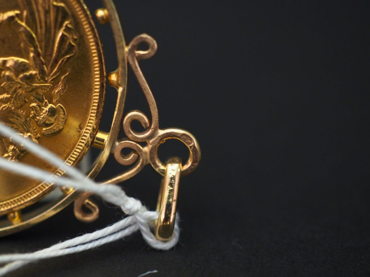 Pendentif en or jaune, serti en son centre d'une pièce d'une pièce or 