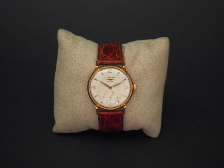 LONGINES. Montre bracelet d'homme.  Boitier en or. Bracelet cuir, bouc