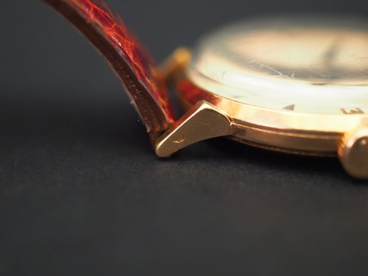 LONGINES. Montre bracelet d'homme.  Boitier en or. Bracelet cuir, bouc