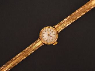 Vente aux enchères LIP.  Montre bracelet de dame en or jaune.  Signée sur le cadran. Poid