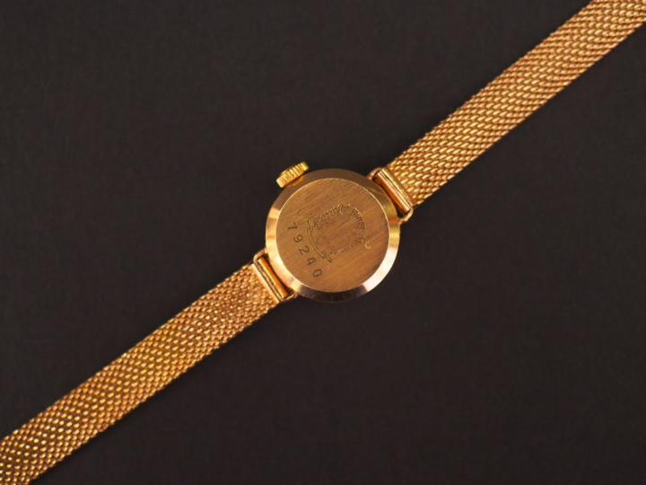 LIP.  Montre bracelet de dame en or jaune.  Signée sur le cadran. Poid