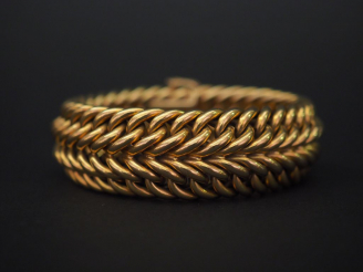 Vente aux enchères Bracelet manchette articulé en or jaune, maille épi. Long. 20 cm Poids