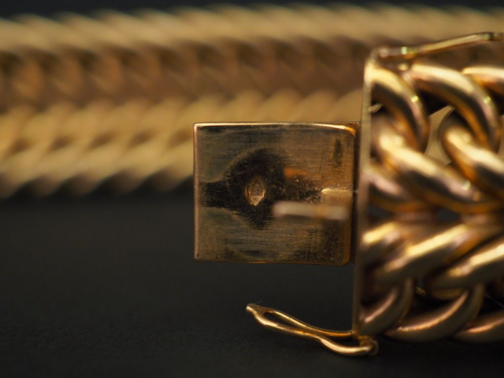 Bracelet manchette articulé en or jaune, maille épi. Long. 20 cm Poids