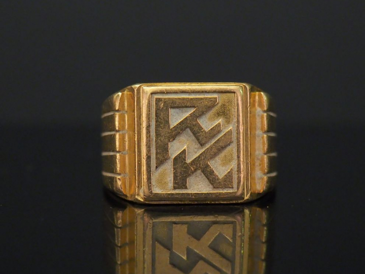 Bague chevalière d’homme en or jaune, à décor de monogramme. TDD. 55 P