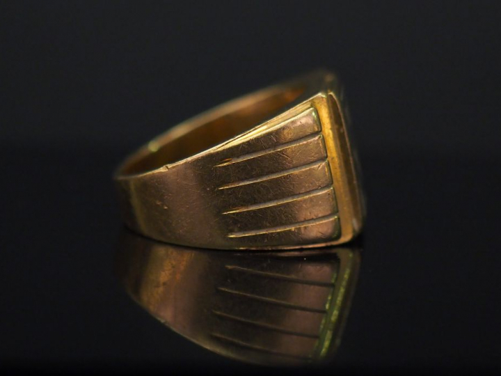 Bague chevalière d’homme en or jaune, à décor de monogramme. TDD. 55 P