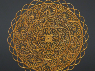 Vente aux enchères Grand pendentif circulaire en or jaune, à décor ajouré et filigrané.  