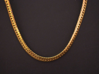 Vente aux enchères Collier articulé en or jaune, maille plate en chute.  Poids. 22,36 g