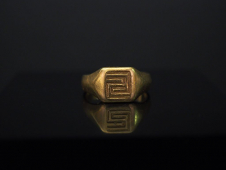 Vente aux enchères Bague chevalière en or jaune, à décor de motif géométrique. TDD. 61 Po