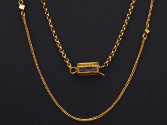 Vente aux enchères Ensemble comprenant :  - une chaine en or jaune, à décor de cubes.  Lo
