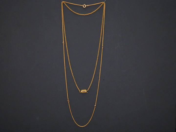 Ensemble comprenant :  - une chaine en or jaune, à décor de cubes.  Lo