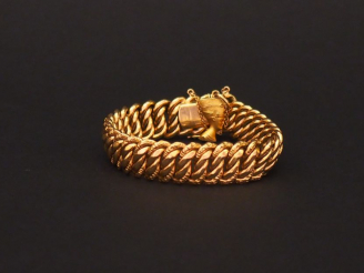 Vente aux enchères Bracelet en or jaune, maille américaine, à décor d'un pendentif en or 