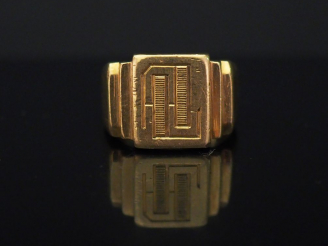 Vente aux enchères Bague chevalière de femme de style Art déco en or jaune, à décor de mo