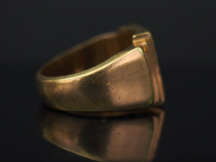 Bague chevalière de femme de style Art déco en or jaune, à décor de mo