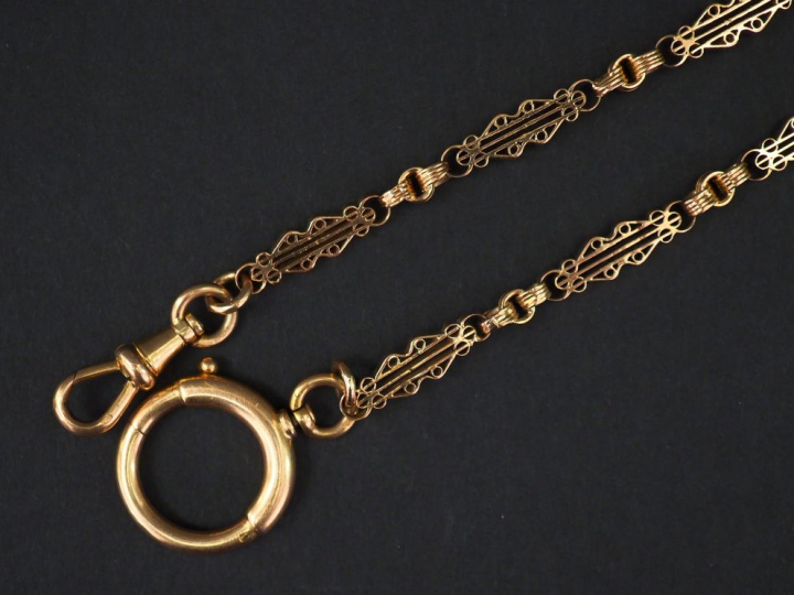 Giletière Napoléon III en or jaune, composée de maillons ajourés.  Poi