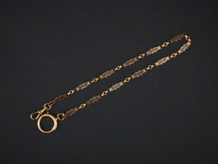Giletière Napoléon III en or jaune, composée de maillons ajourés.  Poi