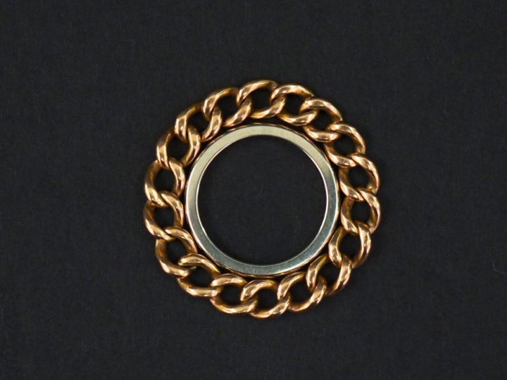 Alliance en or blanc. TDD. 47 On y joint une bague souple en or jaune,