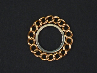 Vente aux enchères Alliance en or blanc. TDD. 47 On y joint une bague souple en or jaune,