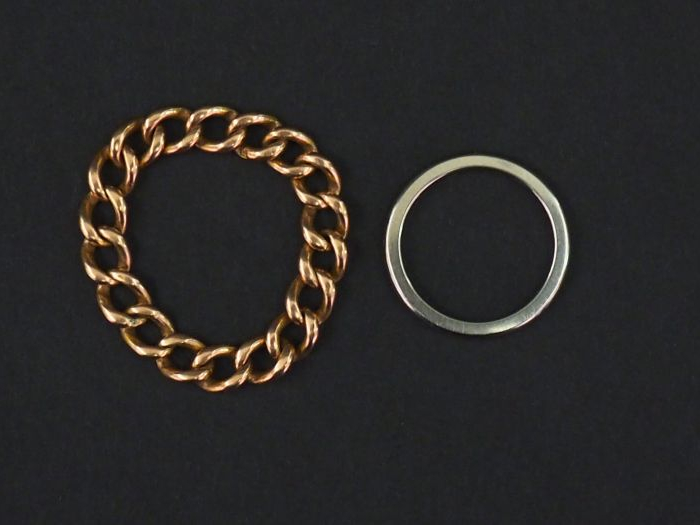 Alliance en or blanc. TDD. 47 On y joint une bague souple en or jaune,