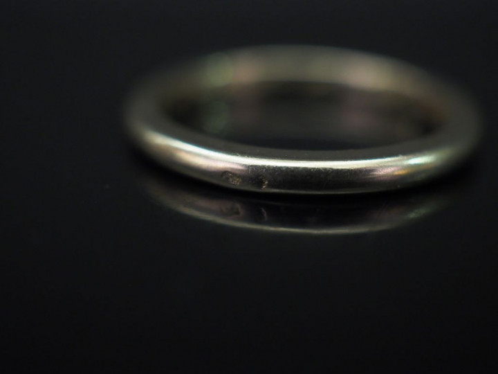 Alliance en or blanc. TDD. 47 On y joint une bague souple en or jaune,