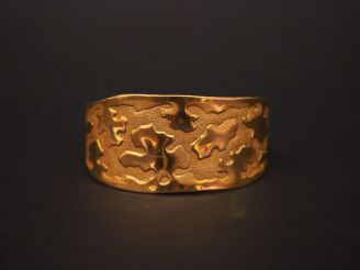 Vente aux enchères Bracelet jonc manchette en or jaune, à décor de motifs stylisés.  Poid