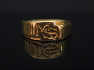Vente aux enchères Bague chevalière en or jaune, à décor de monogramme. TDD. 57 Poids. 6,