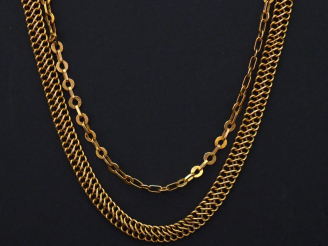 Vente aux enchères Ensemble comprenant :  - une chaine en or jaune, maille plate entrelac