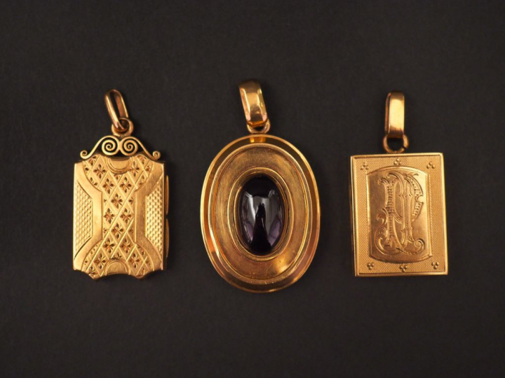 Ensemble comprenant :  - un pendentif porte-photo Napoléon III en or j