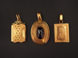 Vente aux enchères Ensemble comprenant :  - un pendentif porte-photo Napoléon III en or j