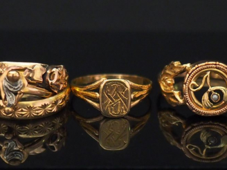 Vente aux enchères Ensemble comprenant :  - une bague Napoléon III en or jaune, à décor d