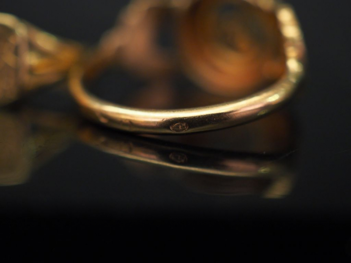 Ensemble comprenant :  - une bague Napoléon III en or jaune, à décor d