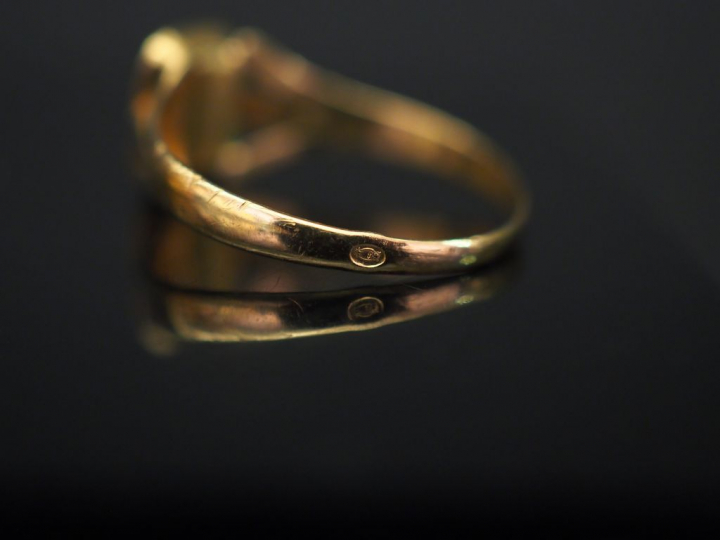 Ensemble comprenant :  - une bague Napoléon III en or jaune, à décor d