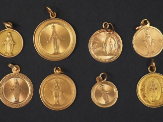 Vente aux enchères Ensemble de huit médailles religieuses en or jaune, figurant la Sainte