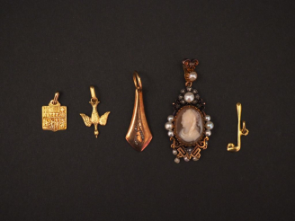 Vente aux enchères Ensemble comprenant :  - un pendentif Napoléon III en or jaune, éclats