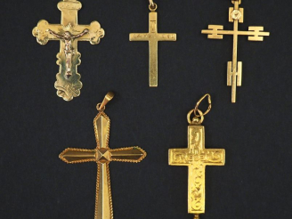 Vente aux enchères Ensemble comprenant quatre différents pendentifs en forme de croix en 