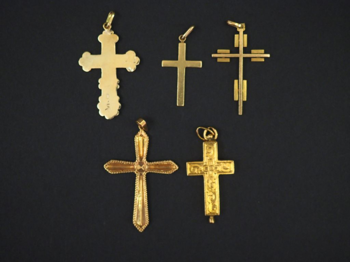 Ensemble comprenant quatre différents pendentifs en forme de croix en 