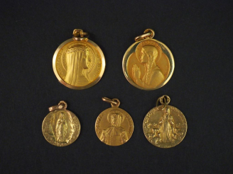 Vente aux enchères Ensemble comprenant cinq différentes médailles religieuses en or jaune