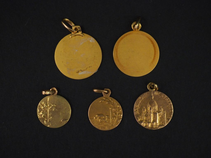 Ensemble comprenant cinq différentes médailles religieuses en or jaune